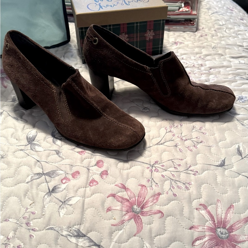 Brown suede Liz Claiborne sexy box-heel pumps